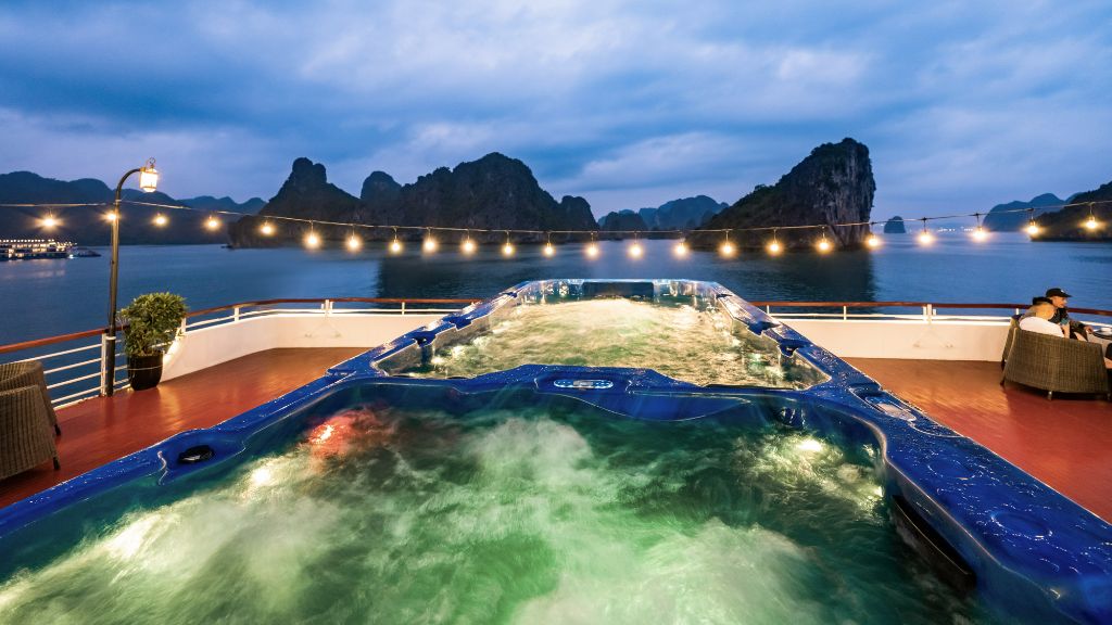 du-thuyen-aqua-of-the-seas-jacuzzi-ngoai-troi