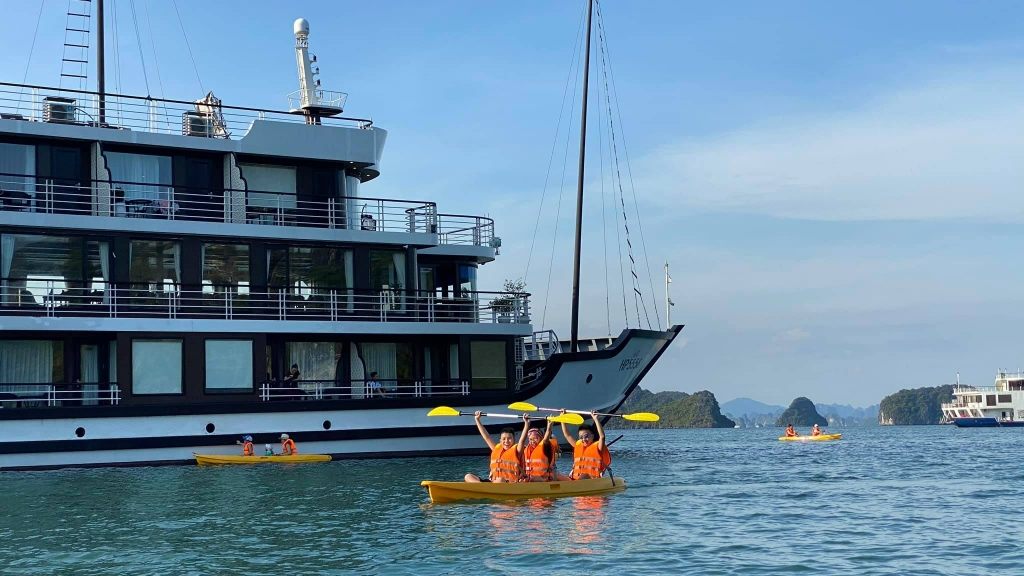 du-thuyen-aqua-of-the-seas-kayak