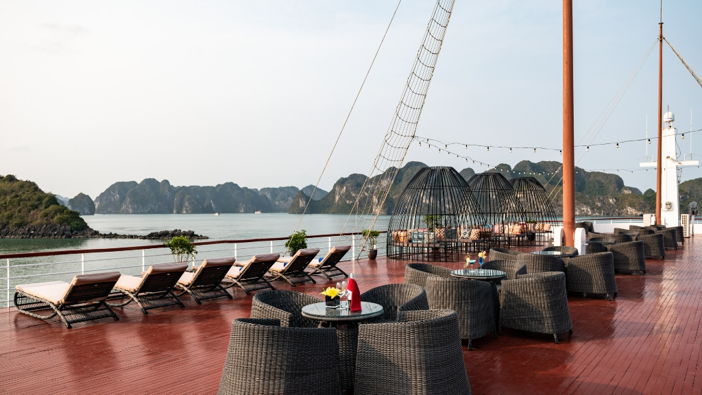 du-thuyen-aqua-of-the-seas-sundeck1