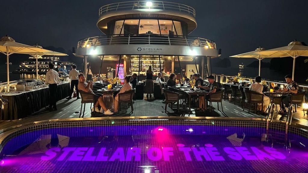 du-thuyen-stellar-of-the-seas-quay-bar-ngoai-troi-dem