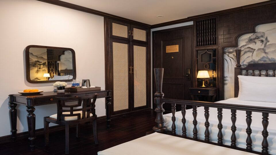 Du-thuyen-Velar-of-the-Seas-Senior-Suite-ban-lam-viec